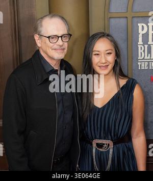 Steve Buscemi und Karen Ho nehmen am 10. März 2026 an der US-Premiere von Netflix's Peaky Blinders: The Immortal man im DGA Theater in New York teil. Stockfoto