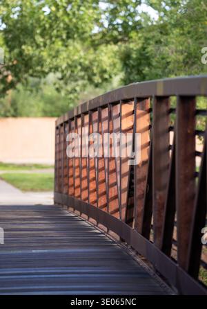 Fußweg oder Brücke über den Fluss auf Pfad in der Innenstadt von santa fe New mexico Schatten auf Geländerbäume im Hintergrund vertikaler Stadtwanderweg auf dem Fluss Stockfoto