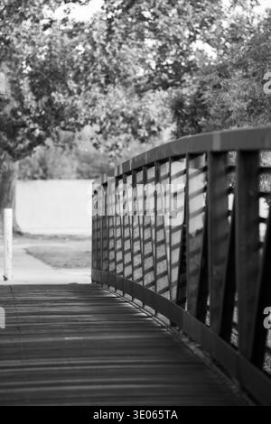 Schwarz-weiß Gehweg oder Brücke über den Fluss auf dem Pfad in der Innenstadt von santa fe New mexico Schatten auf Geländerbäume im Hintergrund vertikalen Stadtspaziergang Stockfoto