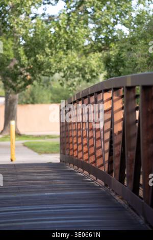 Fußweg oder Brücke über den Fluss auf Pfad in der Innenstadt von santa fe New mexico Schatten auf Geländerbäume im Hintergrund vertikaler Stadtwanderweg auf dem Fluss Stockfoto