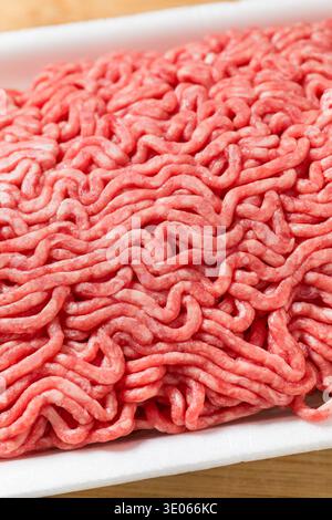 Rohes Bio-Gras, Fed, gemahlenes Rindfleisch, fertig zum Kochen Stockfoto