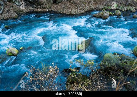 Lebendige blaue Wasseroberfläche des fließenden Daiya-Flusses in Nikko, Japan Stockfoto