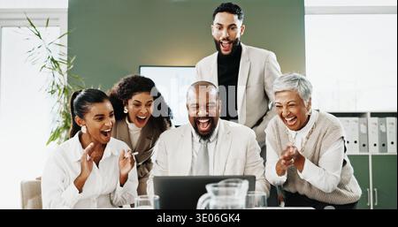 Laptop, Geschäftsleute und Feier mit Gruppe für Gewinn, Investitionsgewinn und Faustpumpe. Computer, begeistertes Team und Sieg am Arbeitsplatz mit Stockfoto