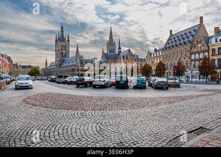 Ieper, Belgien - 16. Juli 2011 : die historische Stadt Ypern in Westflandern lässt sich für den Abend nieder. Die Autos parkten, die Leute haben den Platz verlassen. Stockfoto