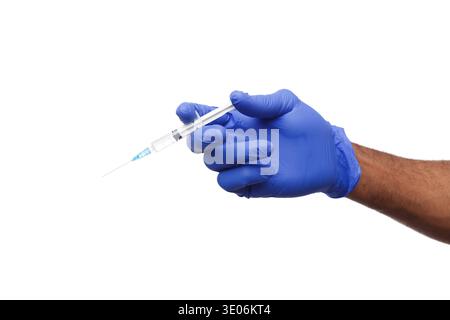 Schwarze männliche Hand in blauen Handschuhen mit Kunststoffspritze Stockfoto