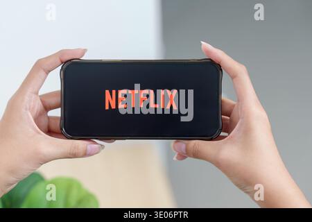 CHIANG Mai, THAILAND - 17. Oktober 2025 : Netflix-Logo auf dem iPhone-Bildschirm. Netflix ist ein international führender Abonnementservice für die Wiedergabe von Fernsehserien Stockfoto