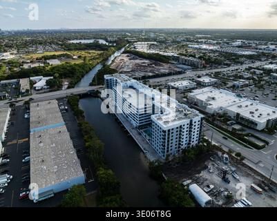 Luftaufnahme der Wohngebäude und des Kanals in Dania Beach Florida in der Nähe von Miami Stockfoto