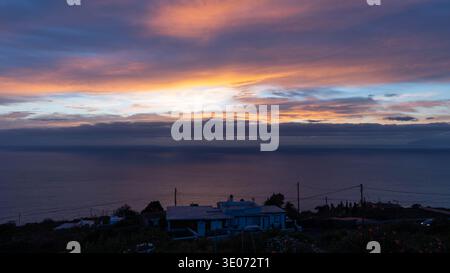 Epischer Sonnenuntergang mit Sahara-Staub über der Insel La Palma hochwertiges Foto Stockfoto