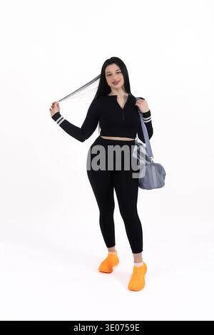 Frau, die ein Sprungseil in Trainingsausrüstung hält Stockfoto