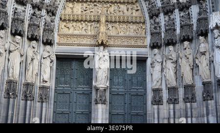 Der Kölner Dom und die Hohenzollernbrücke, mit Details der heiligen Statuen am Domeingang, Deutschland Stockfoto