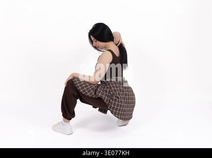 Frau hockt sich in Fitnesskleidung Stockfoto