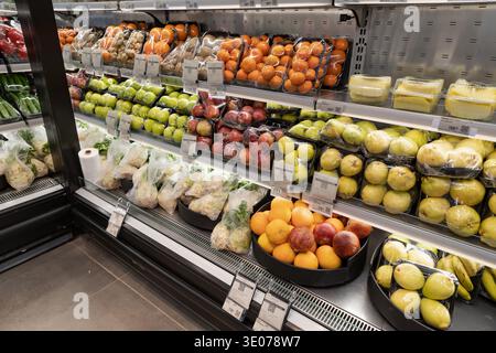 Frisches Obst und Gemüse in den Supermarktregalen in Alanya Türkei 10. März 2026 Stockfoto