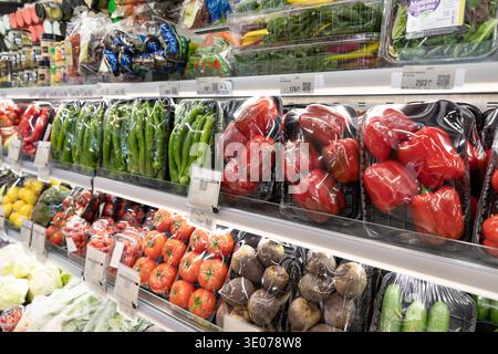 Frisches Obst und Gemüse in den Supermarktregalen in Alanya Türkei 10. März 2026 Stockfoto