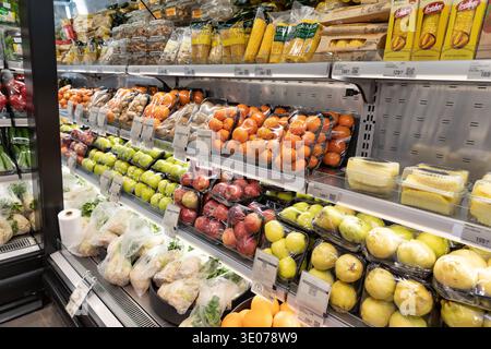 Frisches Obst und Gemüse in den Supermarktregalen in Alanya Türkei 10. März 2026 Stockfoto