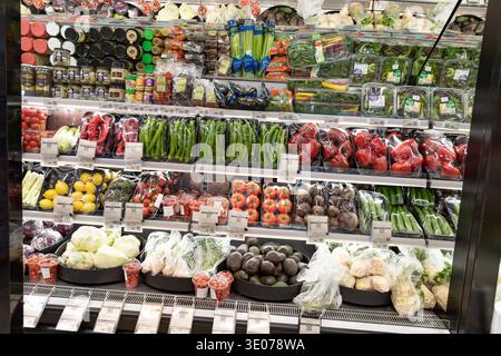 Frisches Obst und Gemüse in den Supermarktregalen in Alanya Türkei 10. März 2026 Stockfoto