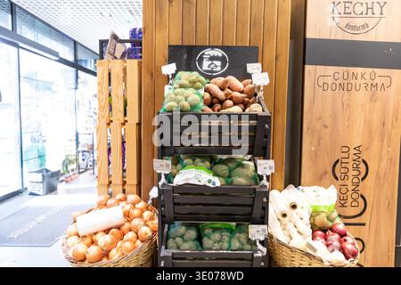 Frisches Obst und Gemüse in den Supermarktregalen in Alanya Türkei 10. März 2026 Stockfoto