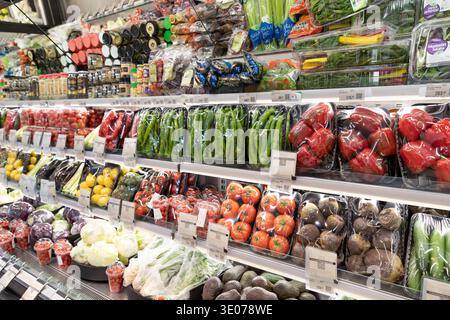 Frisches Obst und Gemüse in den Supermarktregalen in Alanya Türkei 10. März 2026 Stockfoto