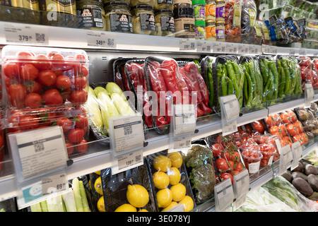 Frisches Obst und Gemüse in den Supermarktregalen in Alanya Türkei 10. März 2026 Stockfoto