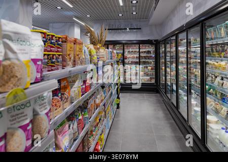 Frisches Obst und Gemüse in den Supermarktregalen in Alanya Türkei 10. März 2026 Stockfoto