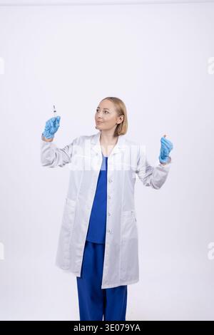 Wissenschaftler in Schutzhandschuhen und Laborkittel, die die Hände heben Stockfoto