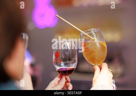 Bei den Jerewan Wine Days halten die Besucher gebrandete Gläser mit Rot- und gekühltem Weißwein. Stockfoto