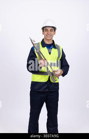 Arbeiter in einer Sicherheitsweste, der Werkzeuge für die Wartung hält Stockfoto