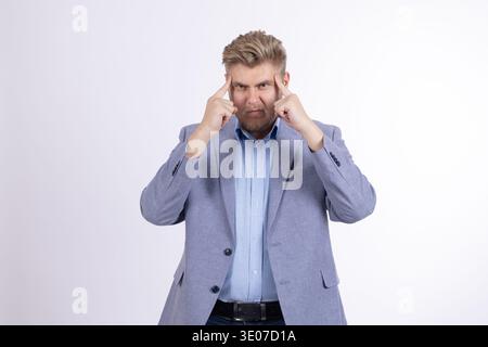 Mann in grauem Blazer, der durch unsichtbare Ferngläser schaut Stockfoto
