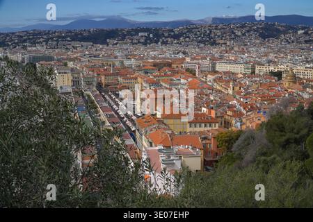 Überblick über den Vieux Nice Old Town Market Area mit Terrakotta-Dächern und fernen Alpen, Nizza, Frankreich. Sonniger Wintertag. Stockfoto
