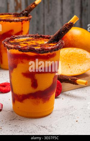 Mangonada, typischer mexikanischer Mango-Smoothie mit Gämesauce und Limettensaft. Stockfoto
