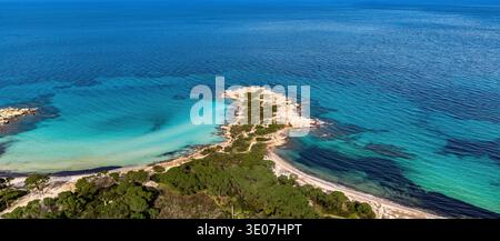 Drohnenblick auf den Karydi Strand in Vourvourou, Chalkidiki, Griechenland, fotografiert in einem Srping. Klares Flachwasser, glatte Felsformationen und ruhige Küste Stockfoto