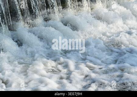 Wasserfall am Fluss an einem Sommertag. Nahaufnahme Stockfoto