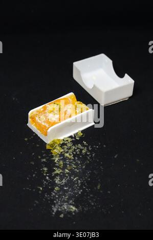 türkisches Vergnügen auf schwarzem Hintergrund mit einem Platz für Ihre SMS Stockfoto