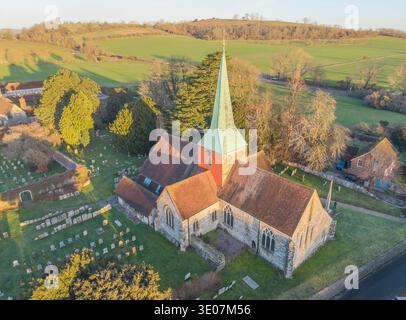 Aus der Vogelperspektive der Pfarrkirche St. Marys im Süden von harting im Süden von West sussex aus dem 14. Jahrhundert Stockfoto