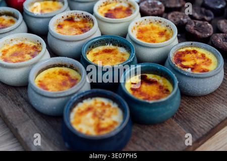 Gourmetgerichte: Handwerkliches Brot, Käse, Pasta und Fisch, aufgenommen in weichen, natürlichen Lichtfotografien. Stockfoto