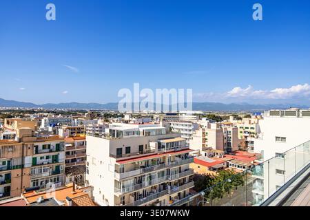 Blick auf die Stadt in einem Wohngebiet mit Appartementhäusern in einer Stadt Stockfoto