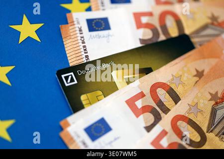 KIEW, UKRAINE - 28. JANUAR 2026 Deutsche Bank Karte und deutsche Euro-Geldscheine auf dem Tisch Nahaufnahme. Die Deutsche Bank ist die beliebteste Bank in Deutschland Stockfoto