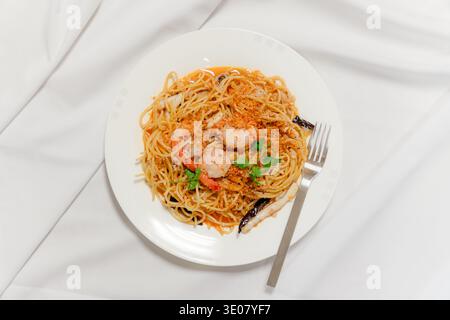 Shrimps-aglio und olio-Pasta auf weißem Teller legen Stockfoto