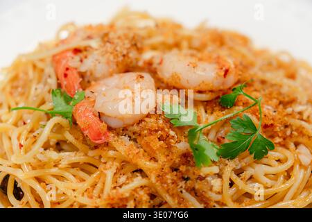 Nahaufnahme von Shrimps-aglio und olio-Pasta mit Knoblauch Stockfoto