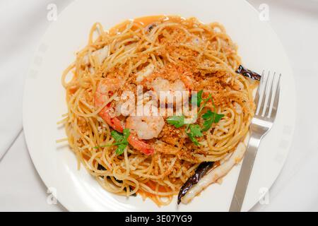 Teigplatte mit Garnelen und Gabel von oben Stockfoto