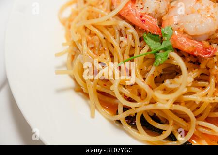 Shrimps aglio und olio Spaghetti Randansicht. Kopierbereich Stockfoto