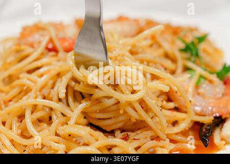 Garnelen-Aaglio und olio-Pasta mit einer Gabel Stockfoto