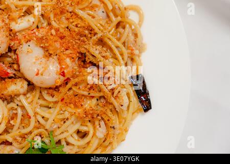 Shrimps Aaglio und olio Nudelplatte, Halbansicht. Kopierbereich Stockfoto