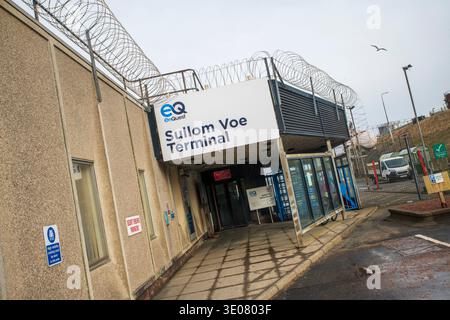 Sullom Voe Terminal, Shetland, Schottland: Von EnQuest betriebenes Terminal für Öl- und Gasaufbereitung und -Export auf dem nördlichen Festland der Shetland Islan Stockfoto