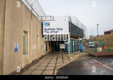 Sullom Voe Terminal, Shetland, Schottland: Von EnQuest betriebenes Terminal für Öl- und Gasaufbereitung und -Export auf dem nördlichen Festland der Shetland Islan Stockfoto