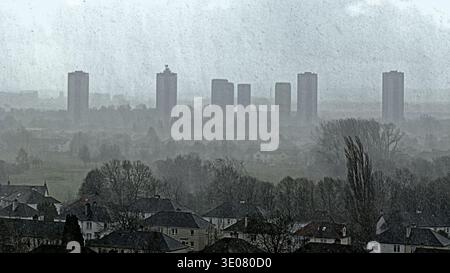 Glasgow, Schottland, Großbritannien. März 2026. Wetter in Großbritannien: Blizzard blitzte, als Schnee für kurze Zeit über die Stadt hereinbrach, ohne sich zu beruhigen, aber ein Zeichen des Wetters später. Credit Gerard Ferry/Alamy Live News Stockfoto
