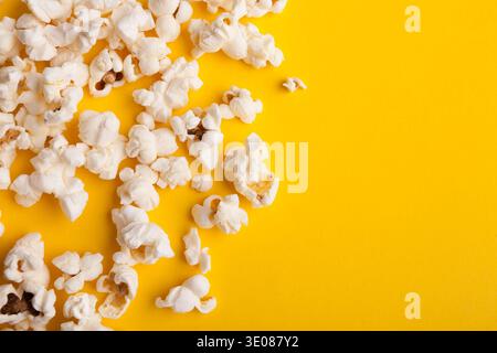 Popcorn aus Schiefer, verstreut auf gelbem Hintergrund, Draufsicht Stockfoto
