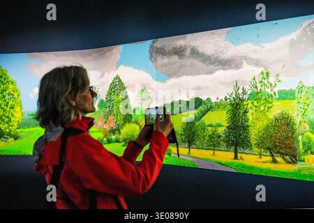 London, Großbritannien. März 2026. Ein Jahr in Normandie, 2020-21: David Hockney: Ein Jahr in Normandie und einige andere Gedanken über die Malerei in Serpentine North. Die Ausstellung zeigt eine Reihe neuer Gemälde für Serpentine neben dem monumentalen Fries des Künstlers Ein Jahr in Normandie (2020–2021), die erstmals in London zu sehen sind. Sie läuft vom 12. März bis 23. August 2026. Guy Bell/Alamy Live News Stockfoto