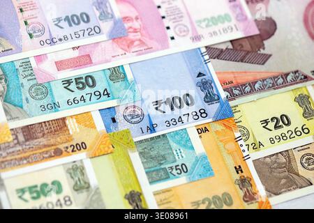 Ein großer Stapel indischer Rupien, Geldscheine, Banknoten aus nächster Nähe. Jede Menge Geld in indischer INR-Währung in großen Mengen. Wirtschaft und Wirtschaft in Indien Stockfoto
