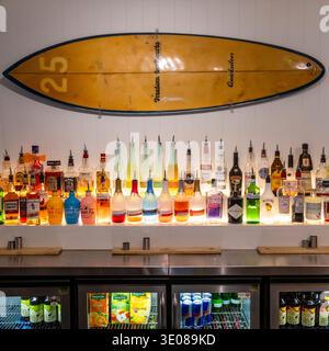 Die Bar und die farbenfrohe Einrichtung in der Boardmaster Beach Bar im Fistral in Newquay in Cornwall in Großbritannien. Stockfoto