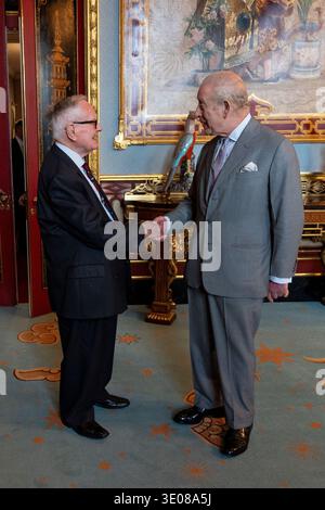 König Karl III. Erhielt Flight Lieutenant Colin Bell während einer Audienz im chinesischen Salon des Buckingham Palace, London. König Karl III. Überreichte Bell die Zitierung seines Distinguished Flying Cross, das ihm 1945 von König Georg VI. Verliehen wurde. Bilddatum: Mittwoch, 11. März. Stockfoto